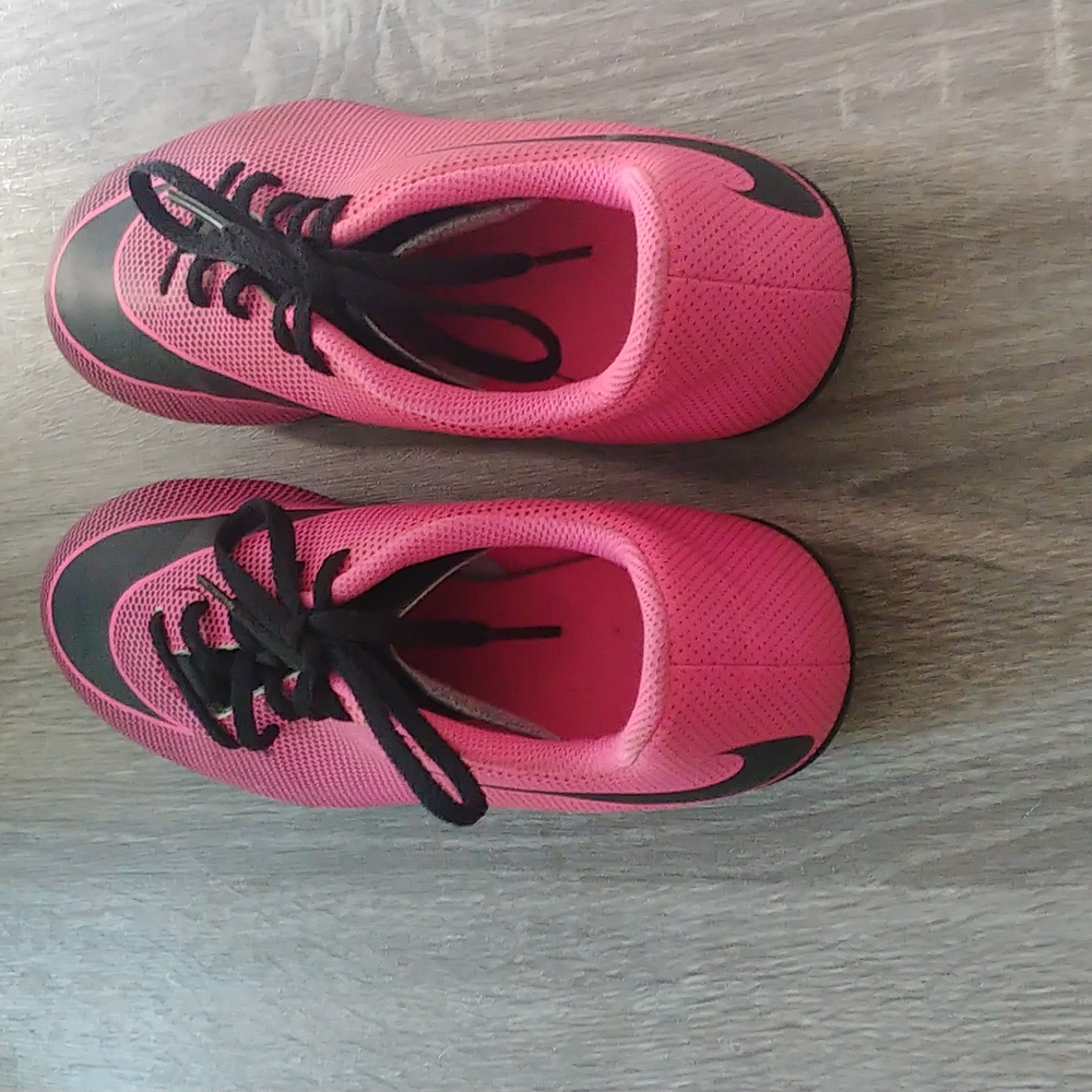 Nike soccer cleats Big Girl/ youth size 5.5Y - Picture 3 of 7